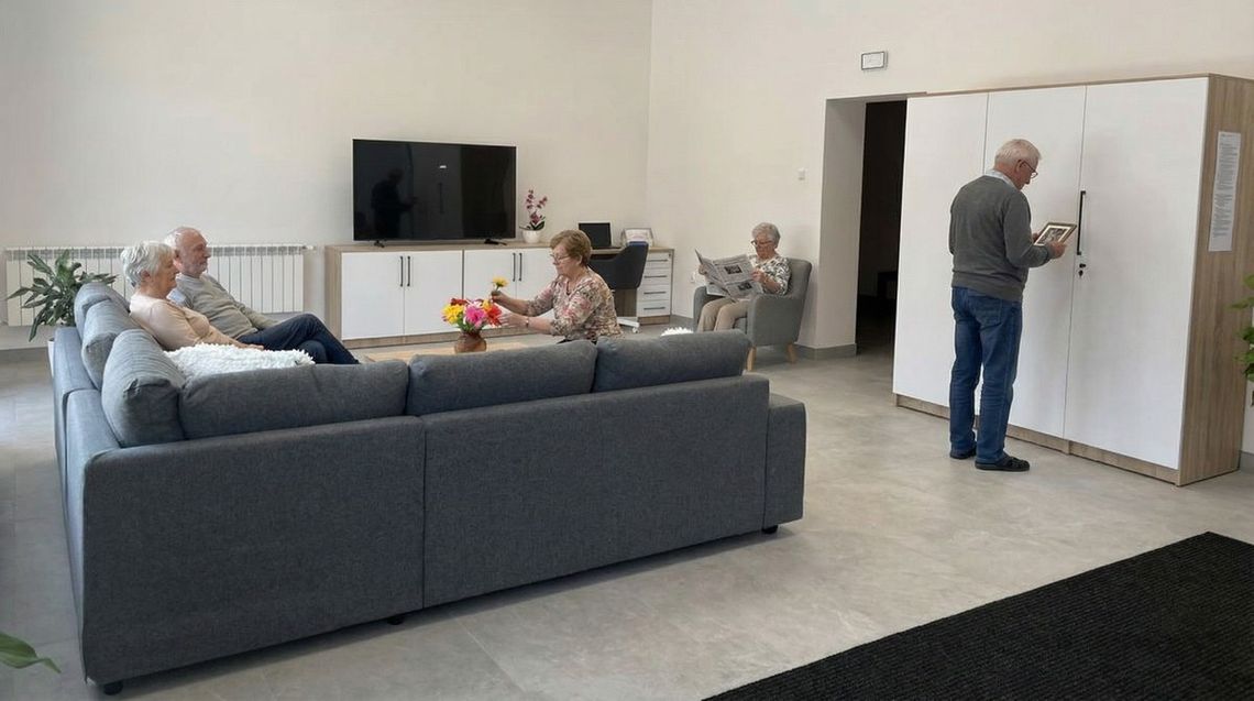 zdjęcie przedstawia wnętrze pokoju z sofą do siedzenia i telewizorem przed nią