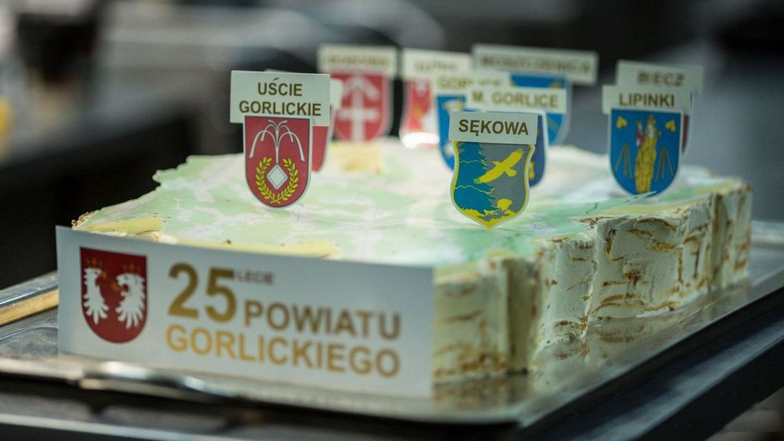 tort z wetkniętymi herbami gmin powiatu gorlickiego