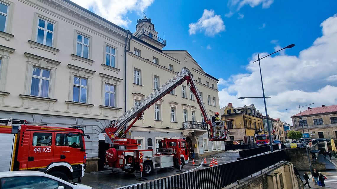 zdjęcie przedstawia samochody straży pożarnej przed budynkiem ratusza w gorlicach