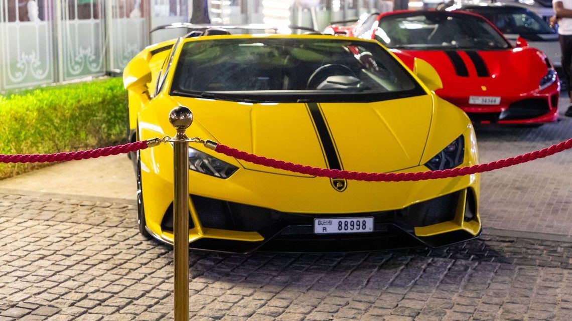 Zdjęcie przedstawia samochód lamborghini