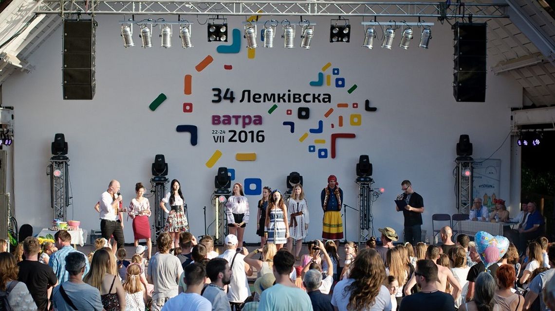 zdjęcie przedstawia kobiety na scenie, przed nią publiczność watry w zdyni
