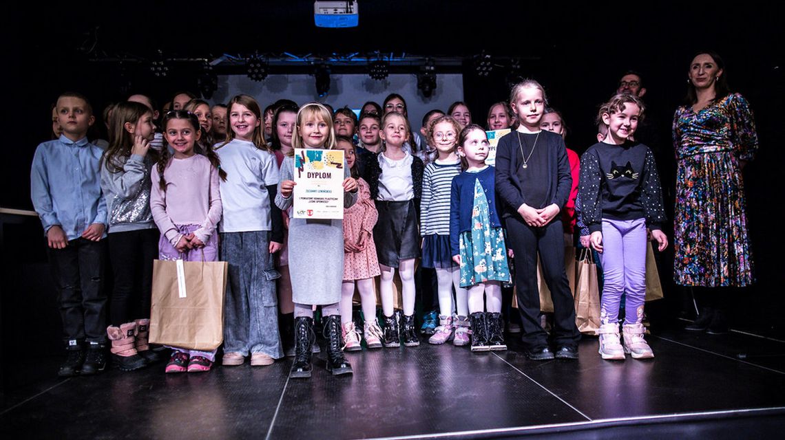 zdjęcie przedstawia grupę dzieci na scenie
