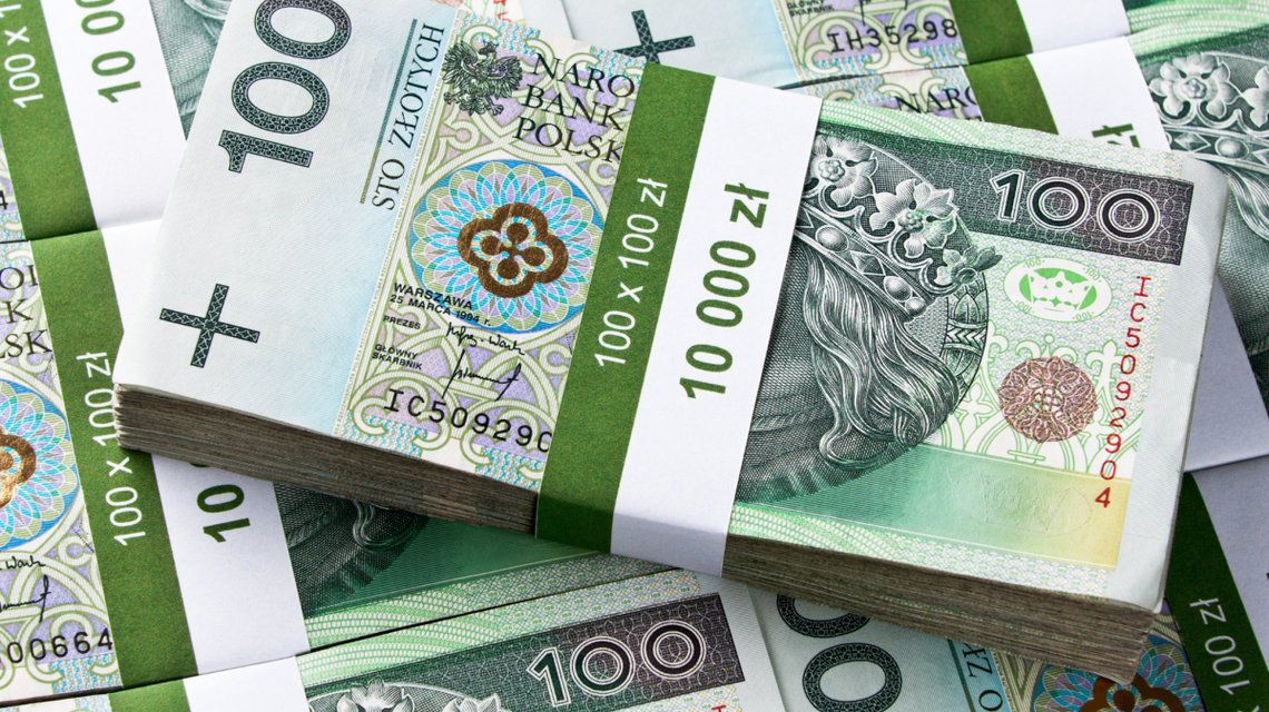 zdjęcie przedstawia plik banknotów stuzłotowych