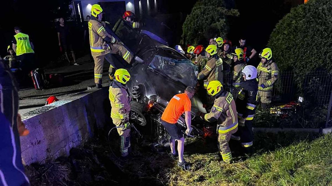 zdjęcie przedstawia samochód i strażaków
