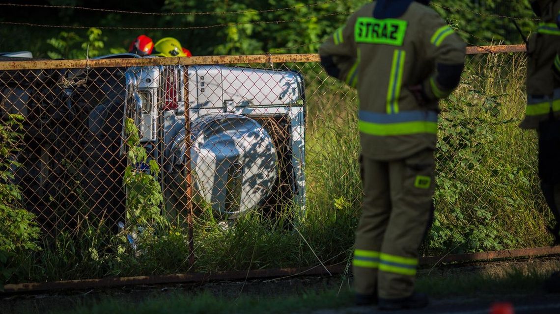 Libusza. Roztrzaskany mercedes zakończył jazdę w zaroślach [AKTUALIZACJA]