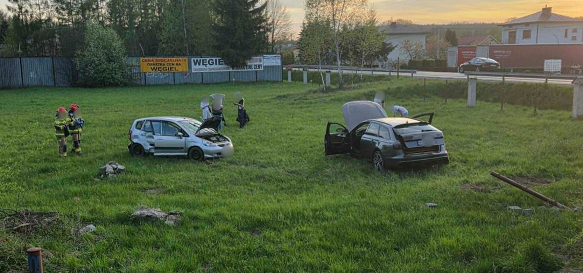 zdjęcie przedstawia dwa pojazdy poza jezdnią