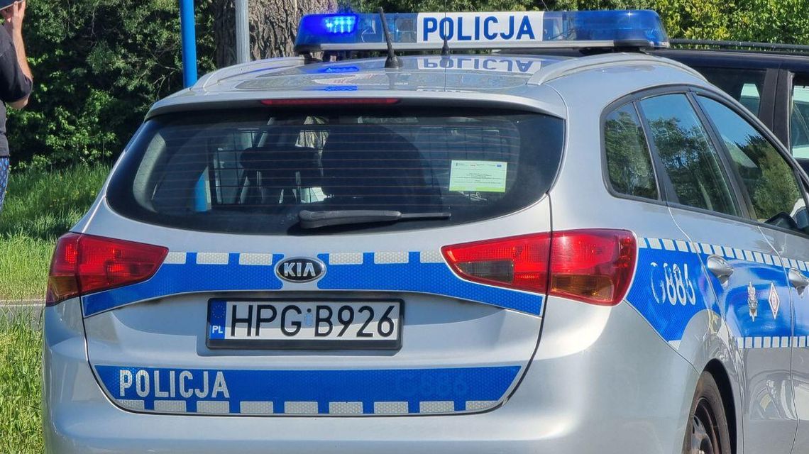 zdjęcie przedstawia policyjny radiowóz