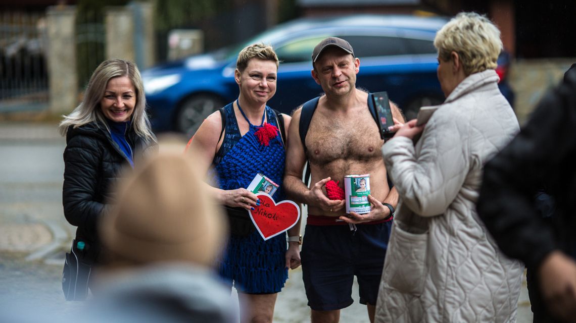 zdjęcie przedstawia dwójkę ludzi w lekkim stroju w zimie
