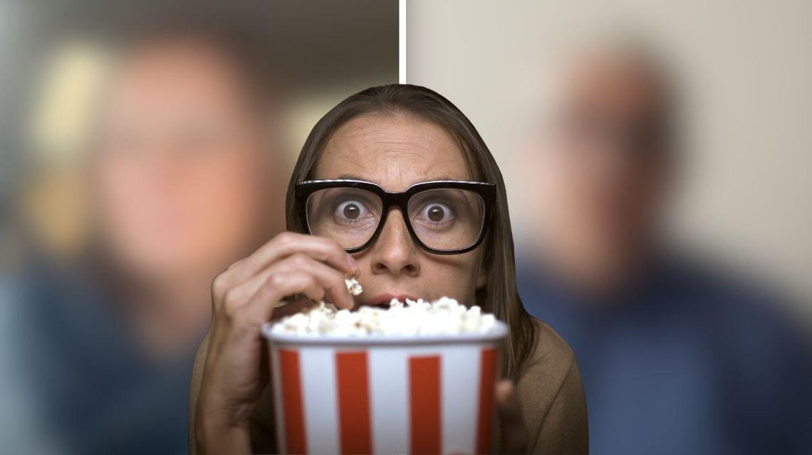 zdjęcie przedstawia kobietę jedzącą popcorn