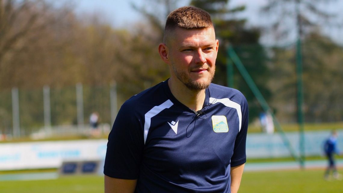 zdjęcie przedstawia mężczyznę w koszulce sportowej