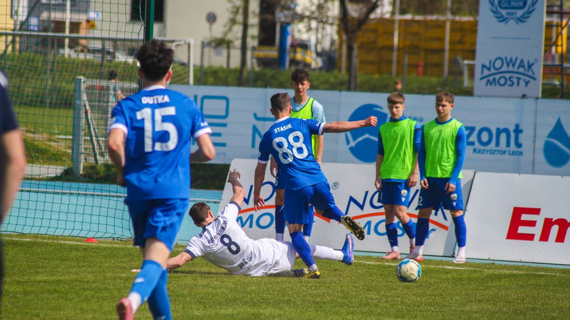 zdjęcie przedstawia zawodników podczas meczu walczących o piłkę