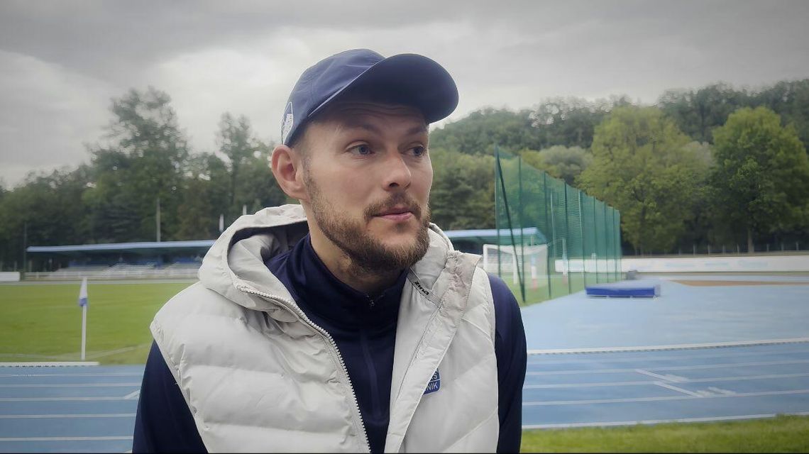 mężczyzna w czapeczce na stadionie sportowym