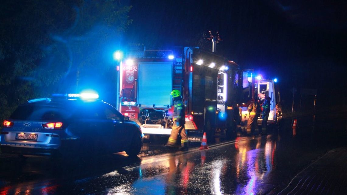 zdjęcie przedstawia samochody straży pożarnej w nocy