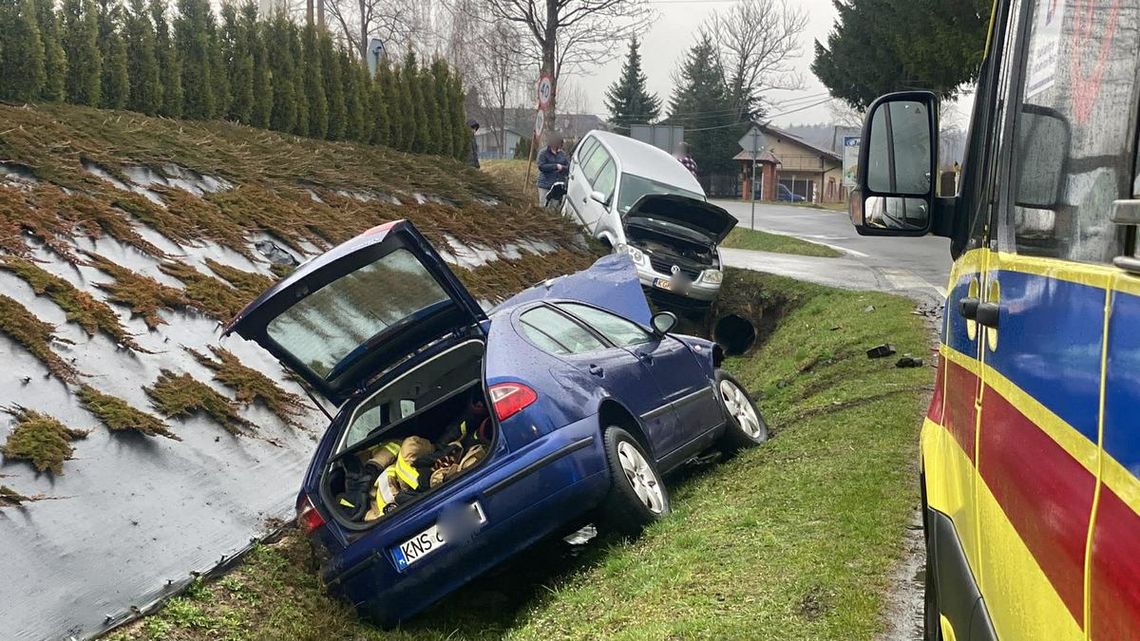 Łużna. Zderzenie seata i volkswagena. Jedna osoba ranna [FOTO]