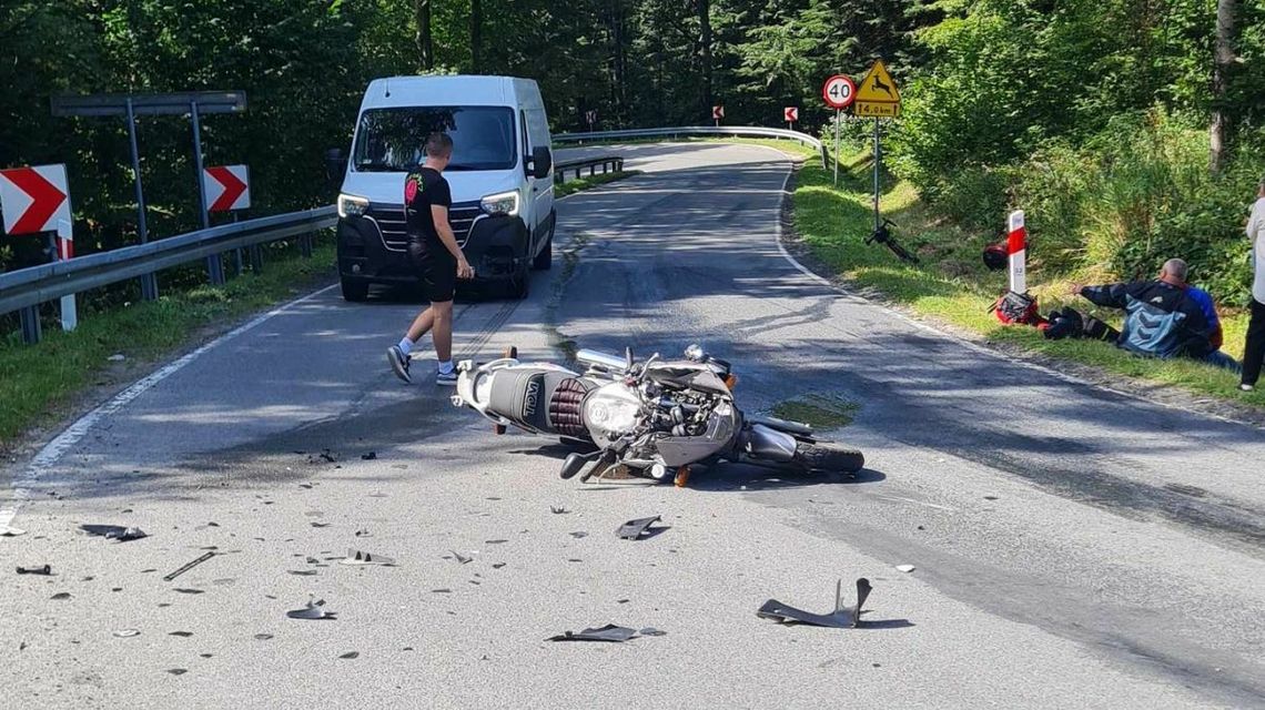 Rozbity motor leżący na jezdni w ciągu drogi nr 977 w Małastowie