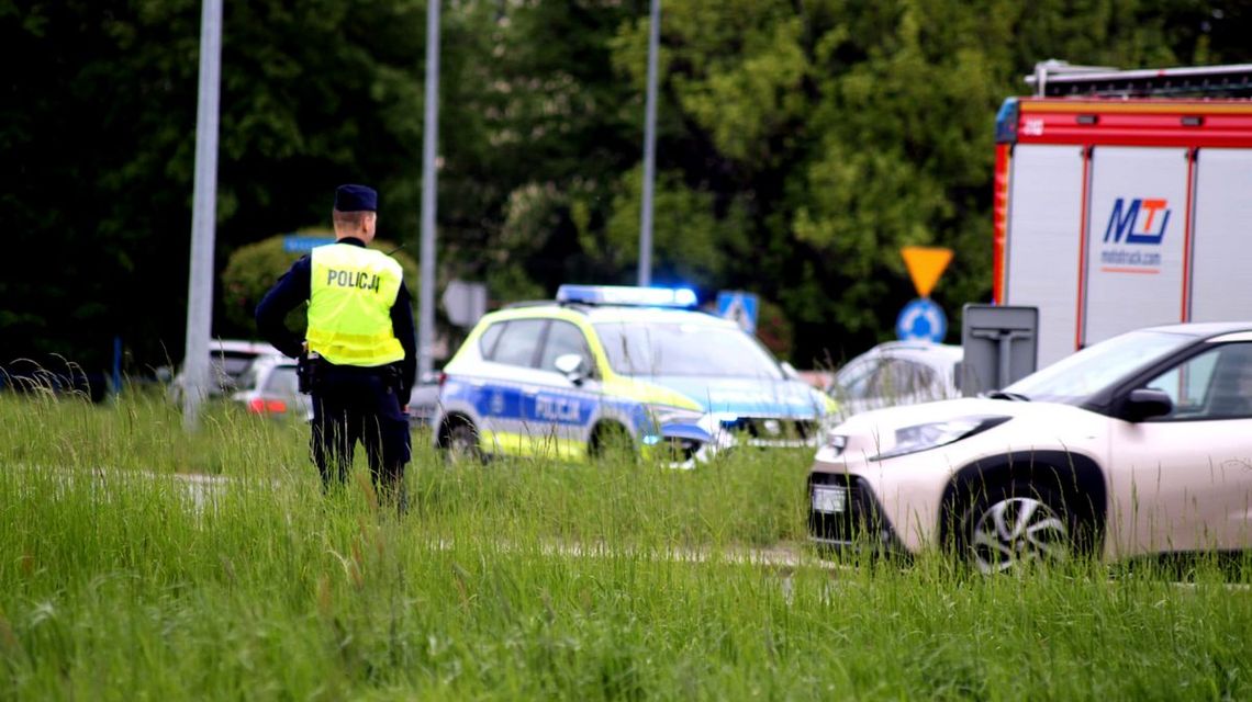 zdjęcie przedstawia policjanta stojącego na jezdni wśród pojazdów w Gorlicach