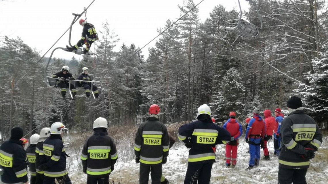 Małastów. Ewakuacja narciarzy, czyli strażackie ćwiczenia na wyciągu.