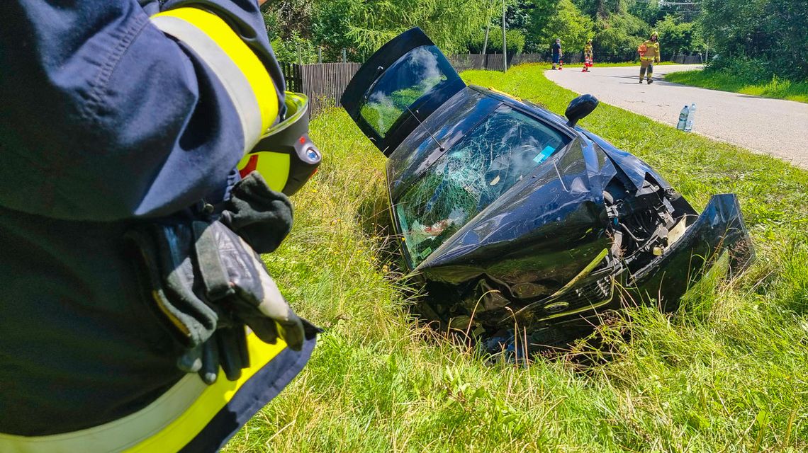 Zdjęcie przedstawia samochód leżący w rowie