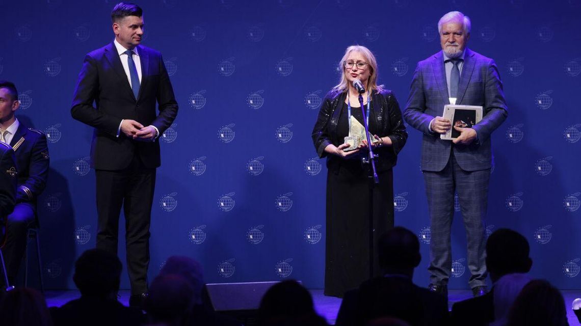 Zdjęcie przedstawia Małgorzatę Małuch odbierającą nagrodę