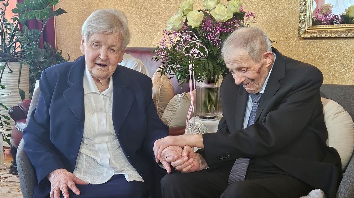 zdjęcie przedstawia dwoje starszych osób