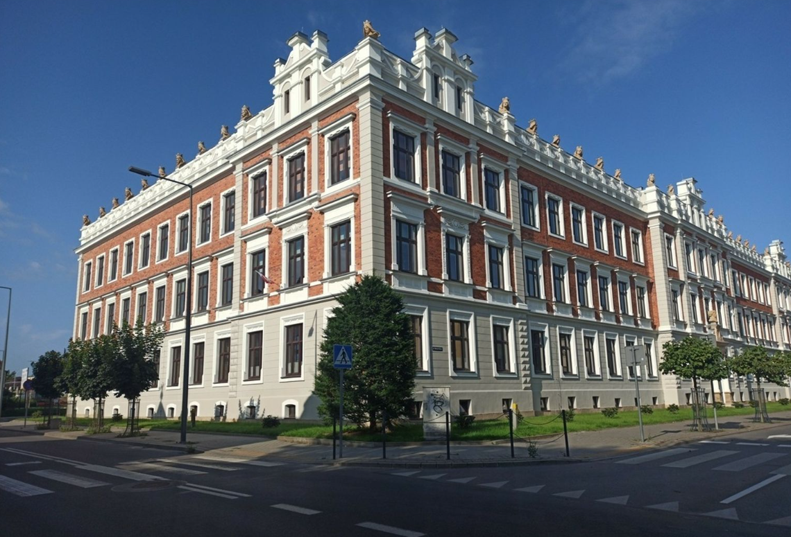 zdjęcie przedstawia budynek liceum przy drodze