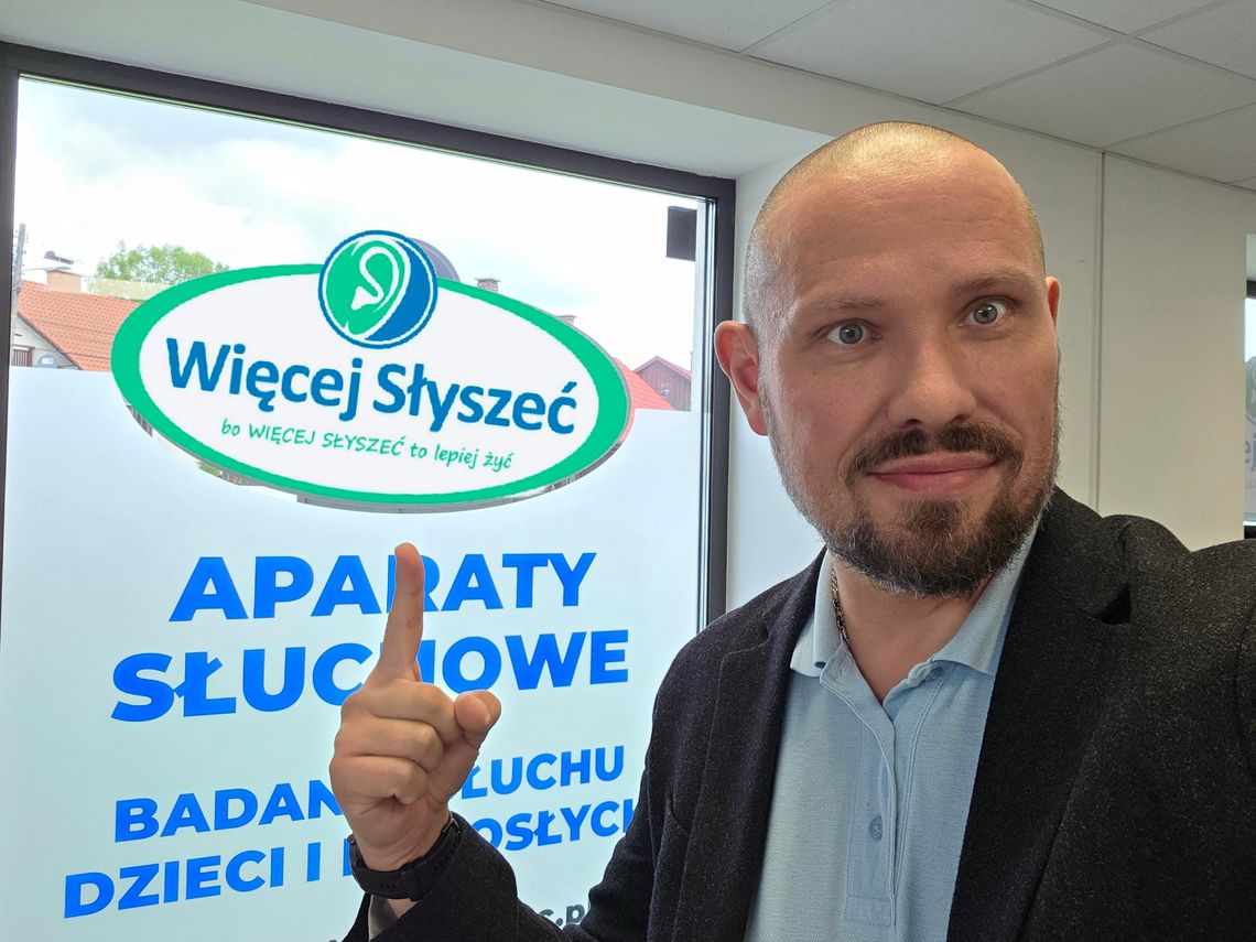 Masz problem ze słuchem? Szukasz aparatów słuchowych? W Gorlicach działa specjalistyczny gabinet „WIĘCEJ SŁYSZEĆ” Zdjęcie przedstawia mężczyznę w gabinecie