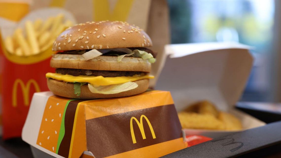 zdjęcie przedstawia kanapkę z mcdonaldsa