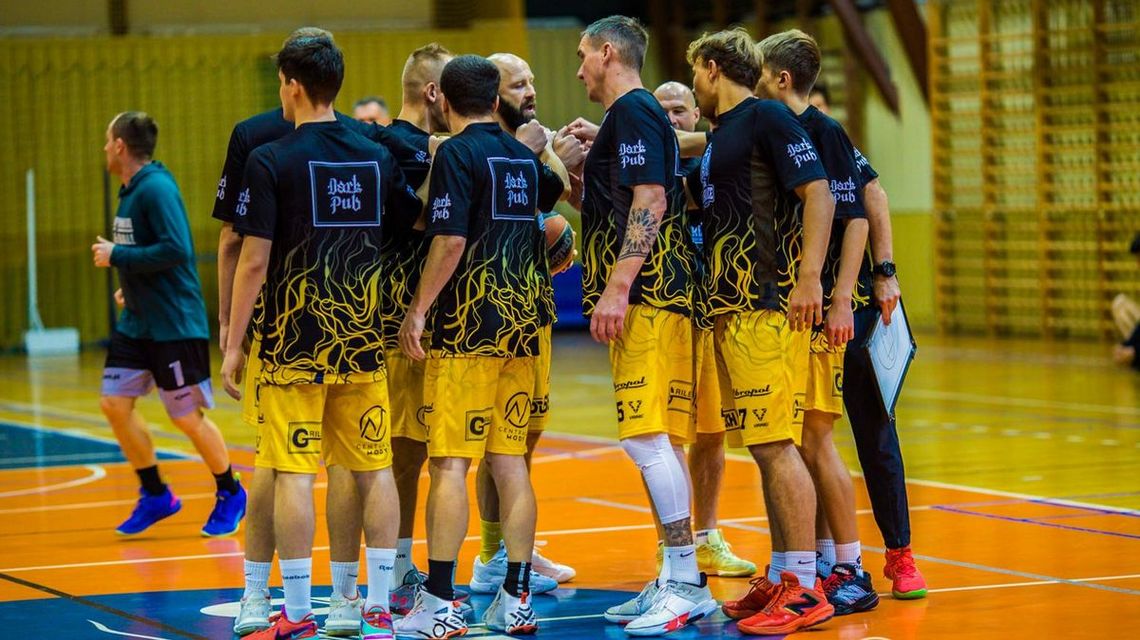 zdjęcie przedstawia mężczyzn na boisku do koszykówki