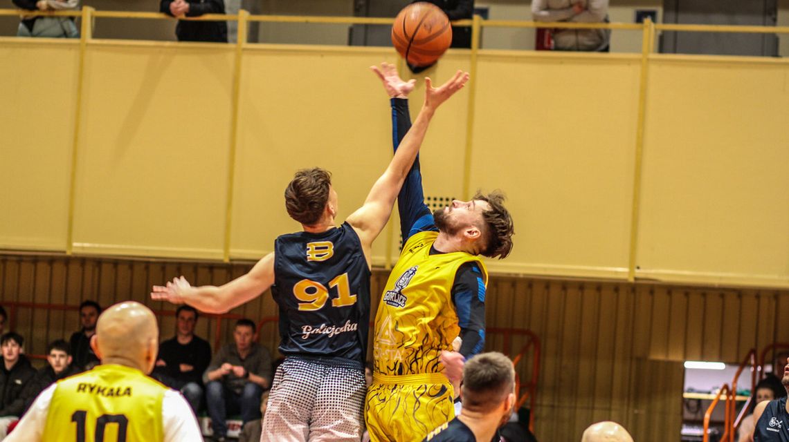 zdjęcie przedstawia mężczyzn na boisku do koszykówki