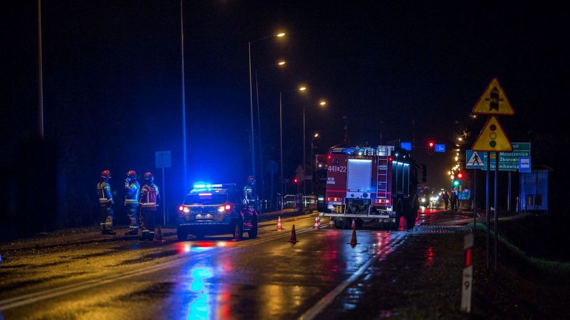 policja, straż pożarna i karetka na drodze w nocy