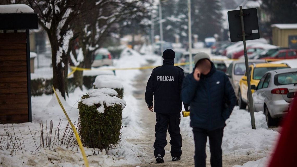 policjant i przechodzień na ulicy