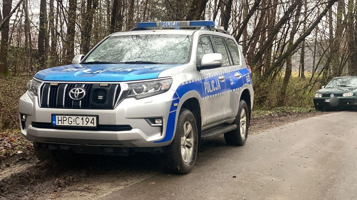 zdjęcie przedstawia policyjny radiowóz