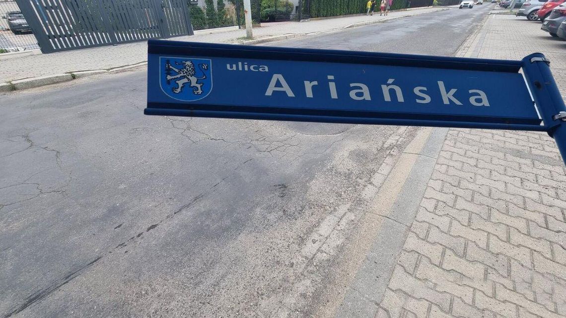 Miasto musi się spieszyć. Ul. Ariańska ma być gotowa do końca tego roku zdjęcie przedstawia nawierzchnię asfaltową i tabliczkę z nazwą ulica ariańska