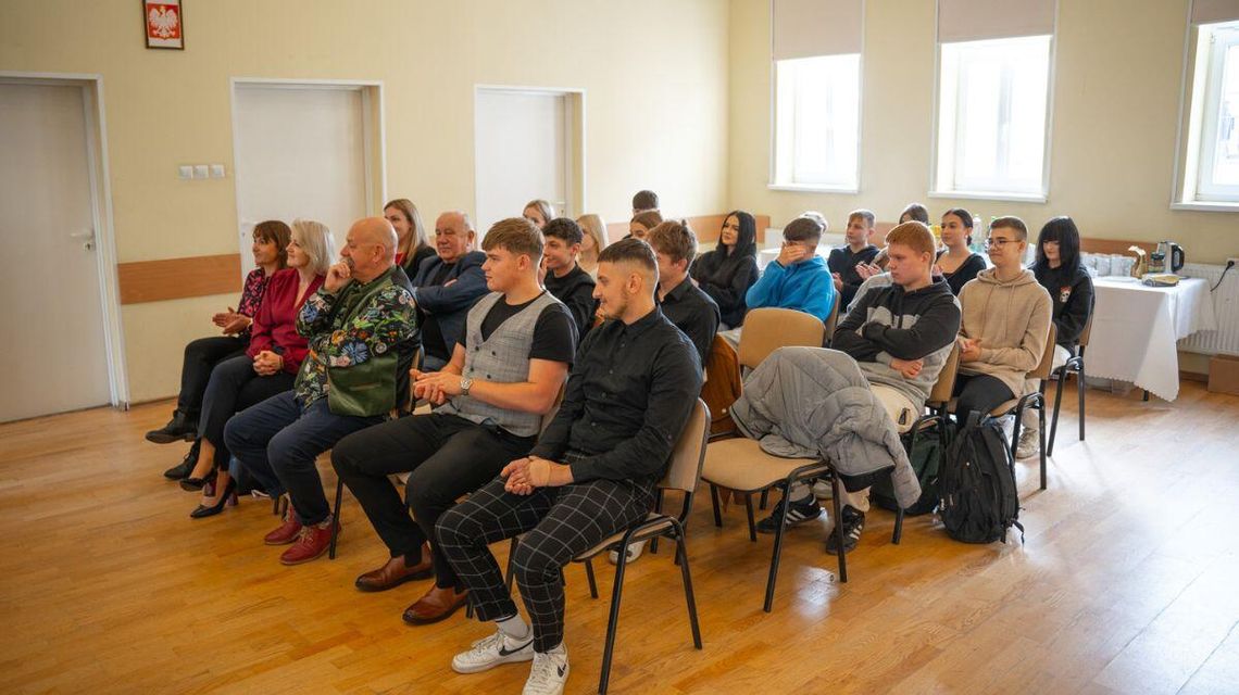 Uczestnicy projektu w sali byłego Domu Polsko-Słowackiego w Gorlicach