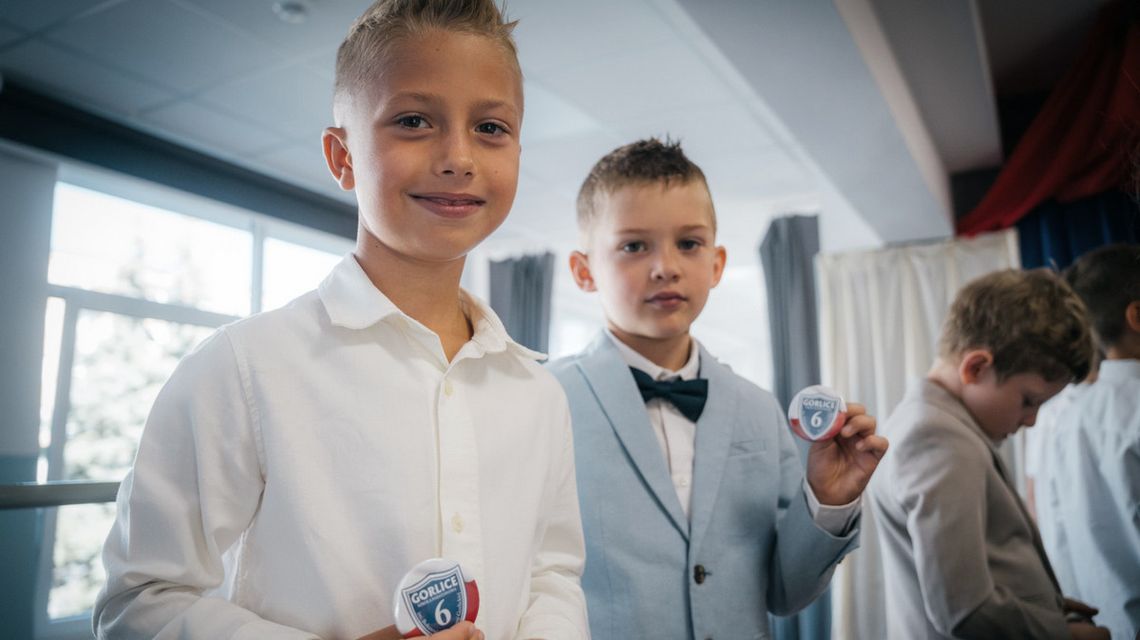 Miejskie rozpoczęcie roku szkolnego w Gorlicach. Pierwszoklasiści z „szóstki” już po ślubowaniu dwóch chłopców z tarczami szkolnymi