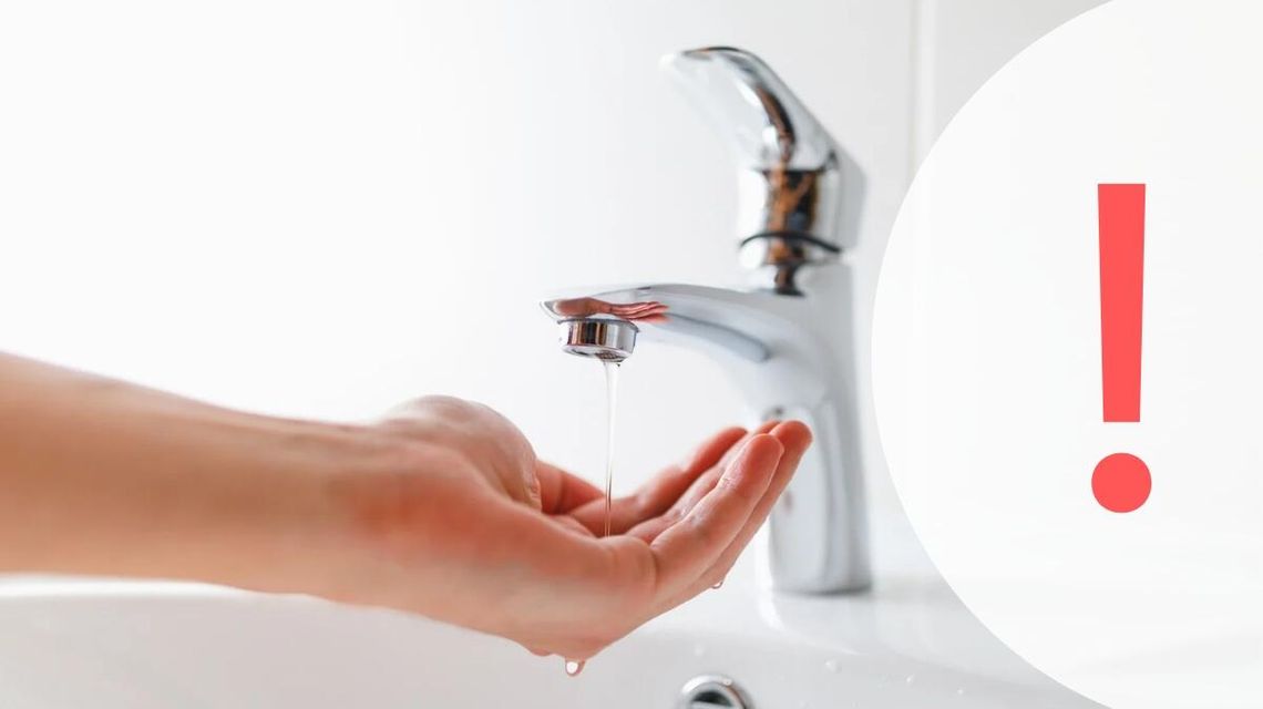 Zdjęcie przedstawia dłoń podstawioną pod kran bez wody