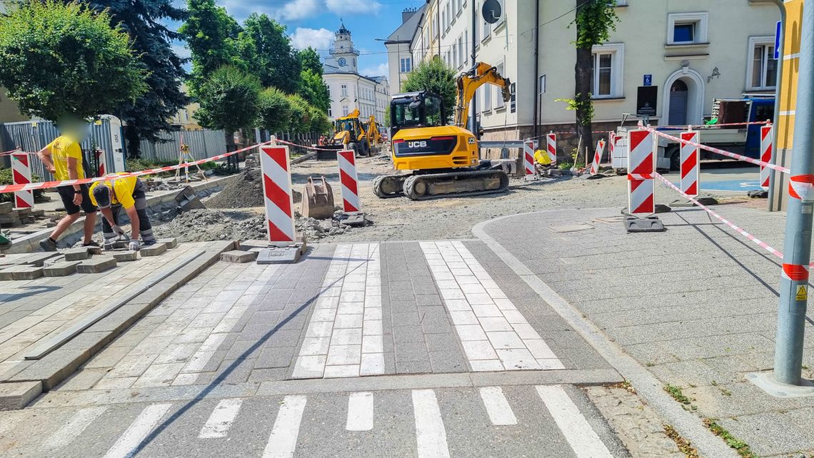 zdjęcie przedstawia maszyny budowlane na jezdni w centrum miasta