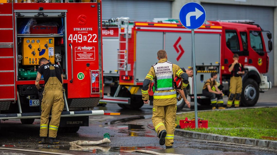 Zdjęcie przedstawia zdjęcia z ćwiczeń strażaków