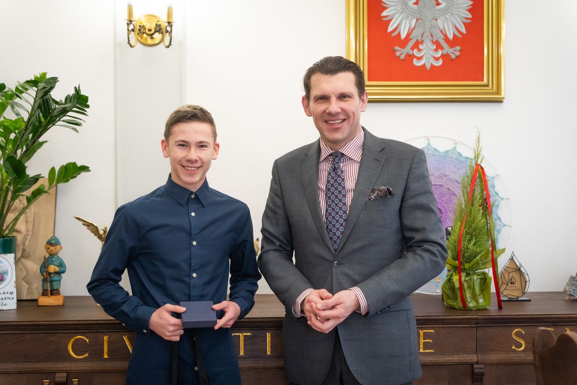 Mikołaj Wal doceniony przez Burmistrza. Młody lekkoatleta z Gorlic z medalami w Wiedniu zdjęcie przedstawia Burmistrza Miasta Gorlice