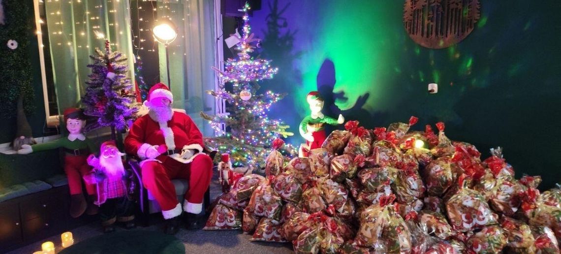 zdjęcie przedstawia św. Mikołaja z górą prezentów