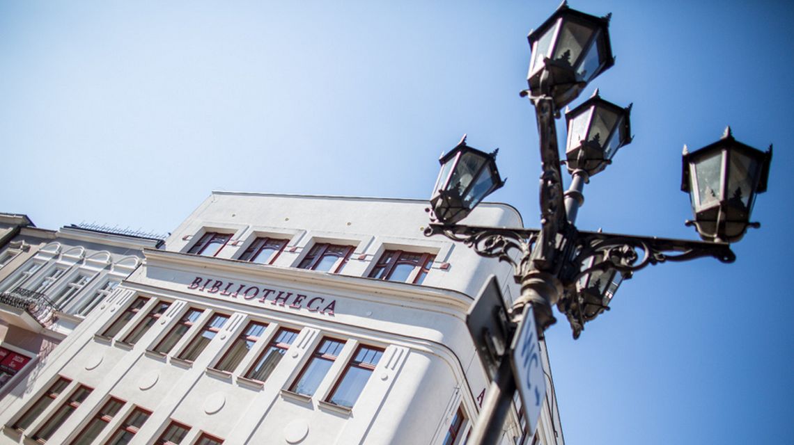 zdjęcie przedstawia budynek w Gorlicach, na pierwszym planie latarnia uliczna