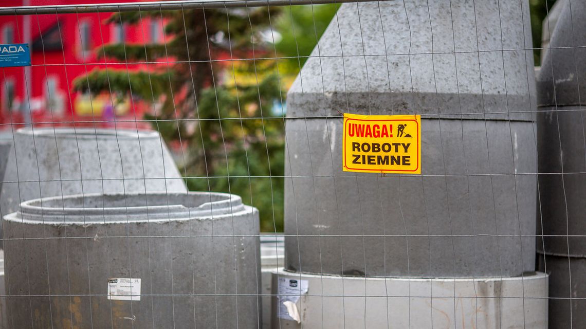 Miliony na inwestycję w wodociąg. Gmina Łużna otrzymała rządowe wsparcie betonowe studzienki poukładane za siatką, na której jest tabliczka uwaga roboty ziemne na ul. blich w gorlicach