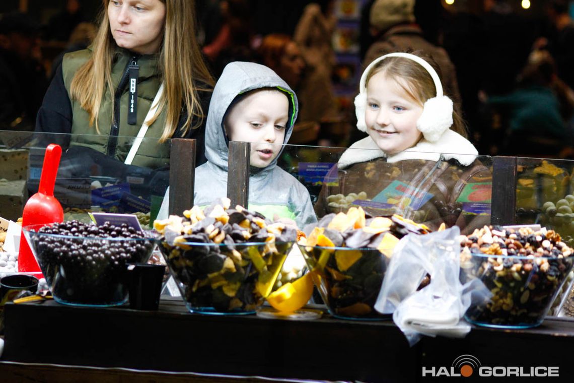 zdjęcie przedstawia rodzeństwo patrzące na słodycze