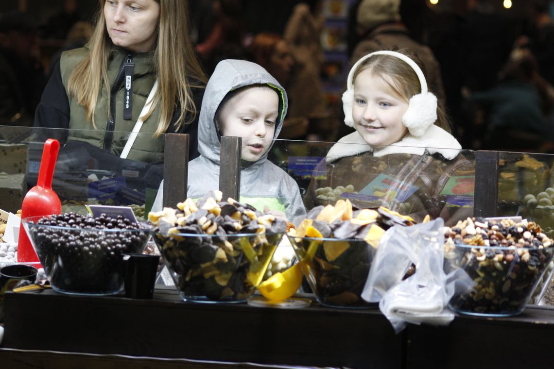 zdjęcie przedstawia rodzeństwo patrzące na słodycze