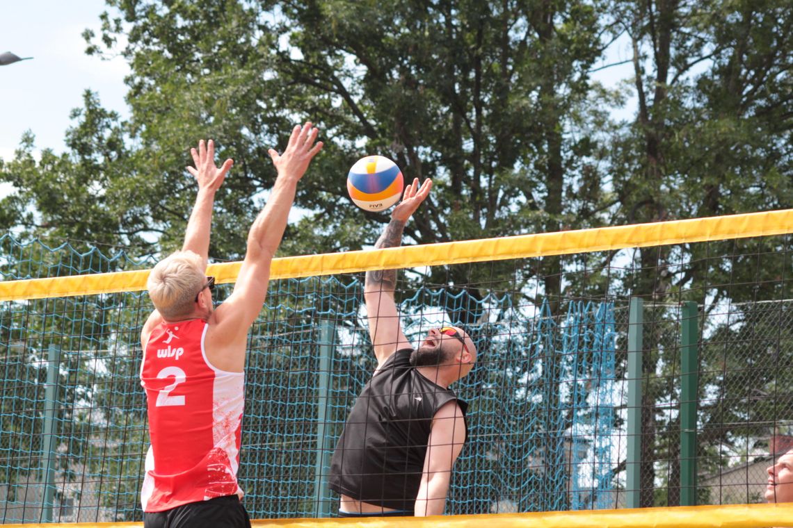 Mężczyźni podczas gry w siatkówkę plażową