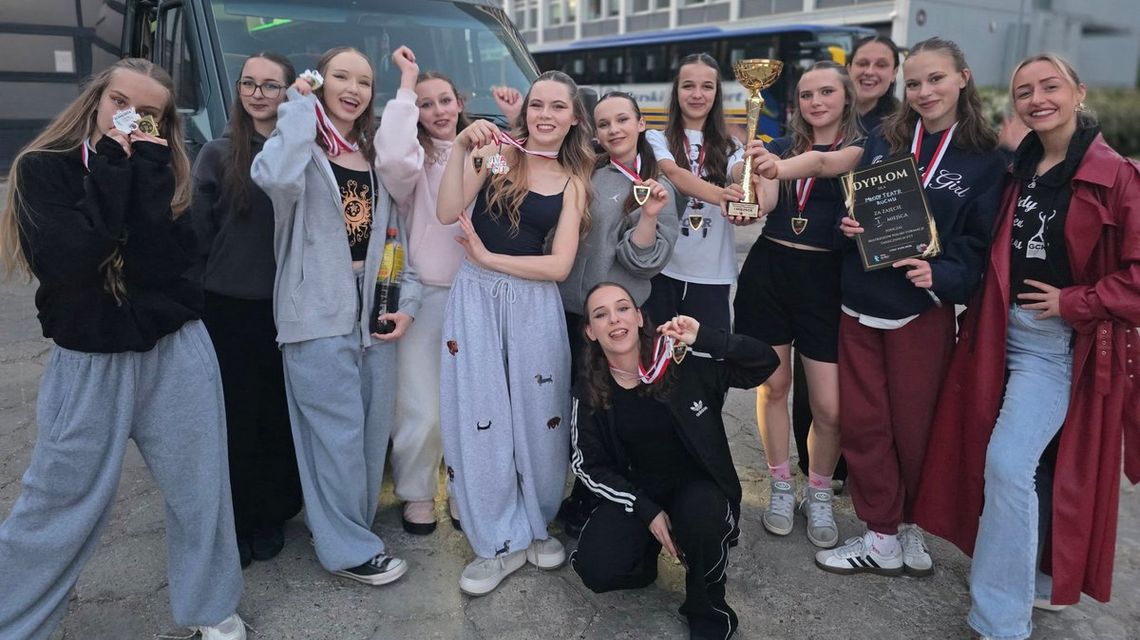 zdjęcie przedstawia grupę dziewcząt z medalami