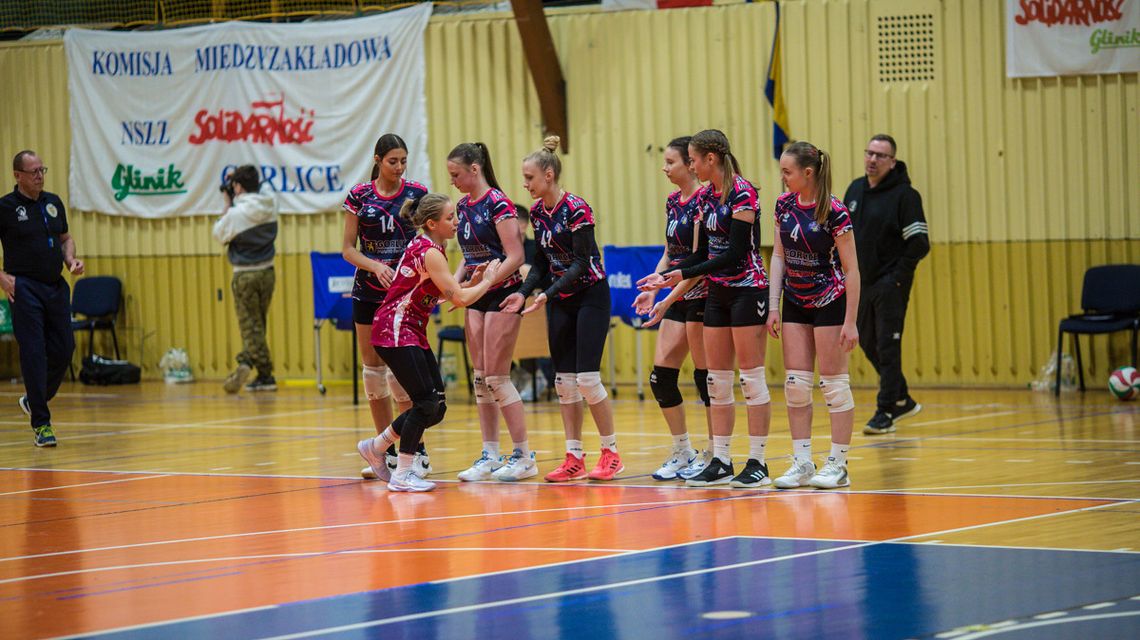 zdjęcie przedstawia siatkarki przed meczem
