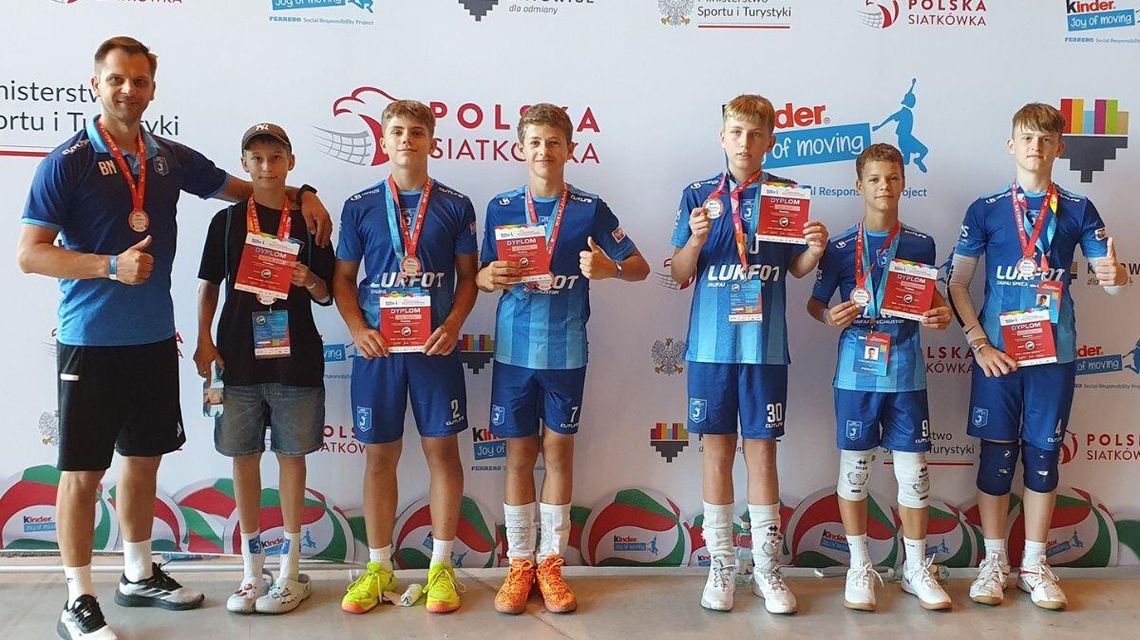 zdjęcie przedstawia grupę chłopców w jednolitych strojach sportowych