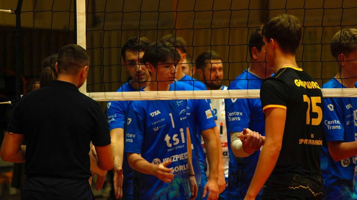 Młodzi siatkarze walczą o punkty w juniorskich rozgrywkach zdjęcie przedstawia siatkarzy witających się z przeciwnikami