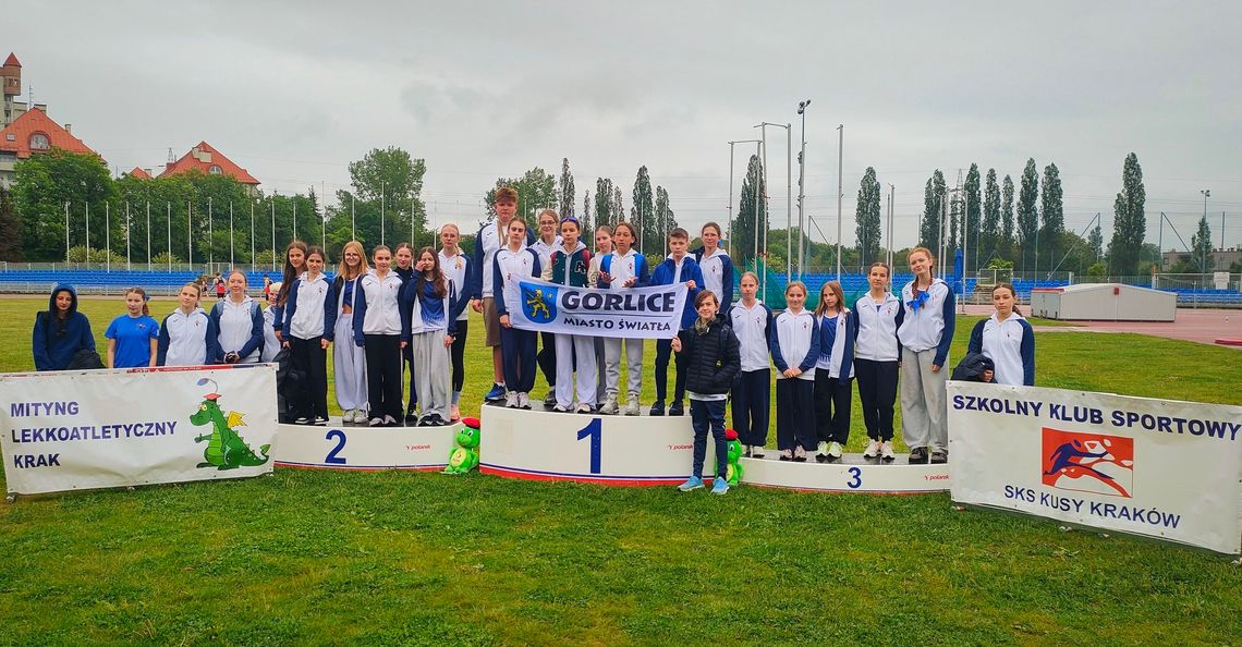 Zdjęcie przedstawia grupę młodzieży z Maraton Gorlice
